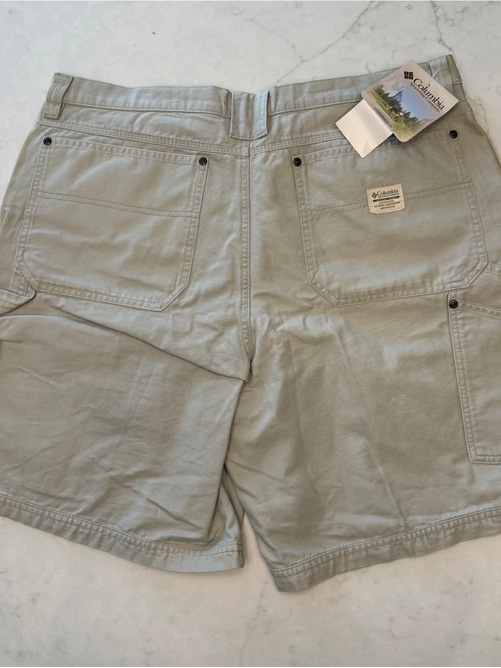 Columbia Men's Khaki Fossil Cargo Shorts - Light Tan Size 40. Inseam 9